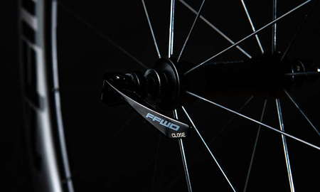 Komplet kół F4R (45MM) SP 24H/24H UD BLACK 1:1 CLINCHER (opona)