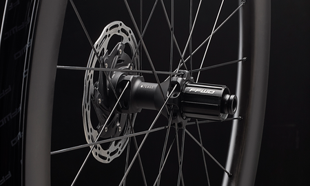 Komplet kół RYOT44 SET FCC (44MM) SP 24H/24H MBL DT240 EXP 2:1 DBCL 12MM TA (opona)